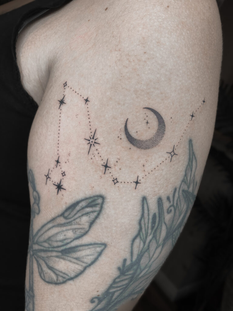 Fineline pisces constellation tattoo with dotwork crescent moon and sparkles done by Alex Lukasiewicz Meow Ink in Den Haag