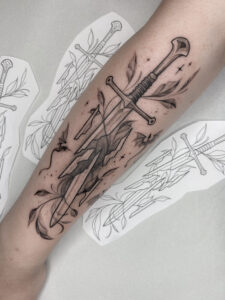 Narsil sword tattoo in illustrative blackwork style by Meow Ink Alex Lukasiewicz in Den Haag